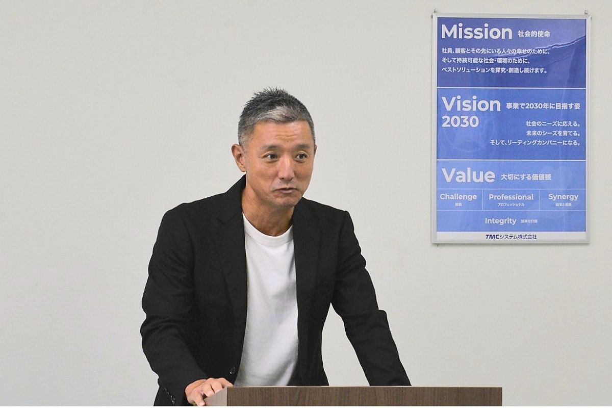 内定式で歓迎の言葉を述べる社長